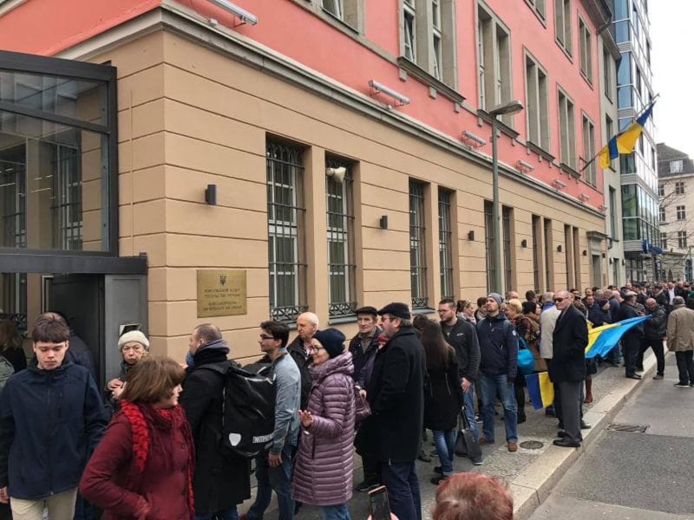 Около посольства Белоруссии в Москве выстроилась очередь